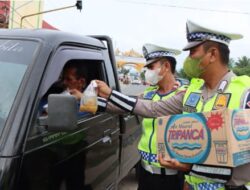 Kapolres Pesawaran Bagi Bagi Takjil di Simpang Tugu Pengantin Gedong Tataan