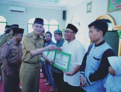 Pejabat Bupati Pringsewu Serahkan BantuRunah ibadah dan Keagamaan