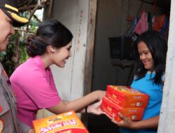 Kapolresta Bersama Ketua Bhayangkari Bagikan Nasi kotak door to door