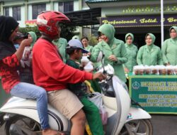 Persit KCK Perduli bagikan Takjil untuk Masyarakat.
