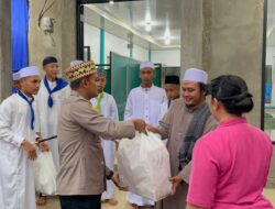 Polres Way kanan Bagikan Takjil dipondok pesantren.
