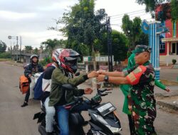 Perduli Sesama,prajurit TNI Dan Persit  Bagi bagi Takjil.