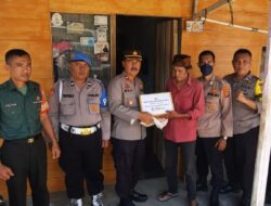 Peduli Sesama polsek  Bagikan paket  Sembako kepada Masyarakat.