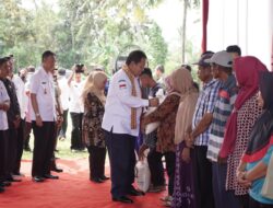 Gubernur Lampung lepas Bantuan Pangan Beras di Pringsewu.