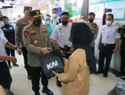 Polda Lampung Pantau Arus Balik di Stasiun Tanjung Karang.