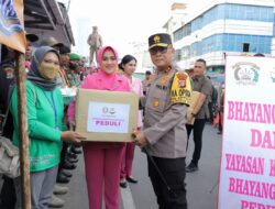 Ketua Bhayangkari Berikan Bingkisan Kepada Personil ops Ketupat Krakatau.