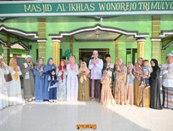 Bupati Pesawaran dan Ketua TP PKK,Sholat Ied bersama  Masyarakat di Kecamatan Tegineneng