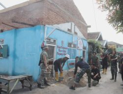 Gotong royong TNI – POLRI Rehab Gedung Serbaguna Milik Warga.