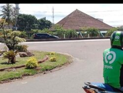 Tidak Ada nya Rambu rambu Larangan Belok diDepan Asrama Haji Raja basa.