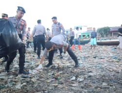 Perduli Lingkungan ,Personil Gabungan Polresta dan Sat Brimobda Lampung Bersihkan Sampah.