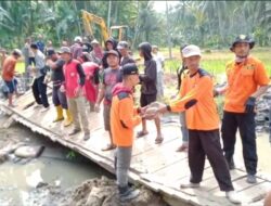 BPBD kab Tanggamus Beserta Elemen Masyarakat Bergotong Royong Membuat Jembatan