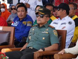 Dandim  0410/KBL  Hadiri Festival Perahu Demokrasi Pemilu 2024 Telusuri Pesisir Pantai.