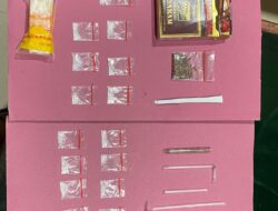 Sita 15 paket Sabu , Alat hisap Dan bong pasangan Suami istri di Tangkap Polis