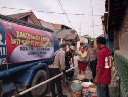 Dampak Kemarau Panjang Polsek Kedaton Bagikan Ribuan liter Air Bersih