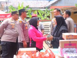Polda Lampung Berjibaku Membantu Korban Banjir