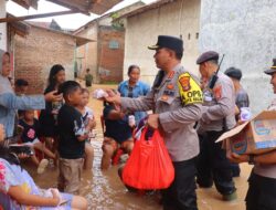 Tinjau Banjir Polresta Bandar Lampung Bagikan Makanan Dan Nasi bungkus
