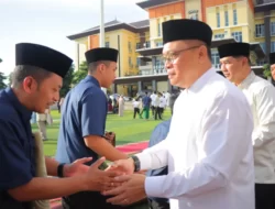 Polda Lampung Bersama Masyarakat Sholat Id di Lapangan Mini Soocer