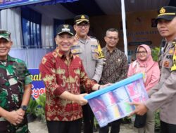 Kapolres Tanggamus Dampingi Pejabat Bupati Kunjungi pos pengamanan lebaranya Dan Bagikan Bingkisan