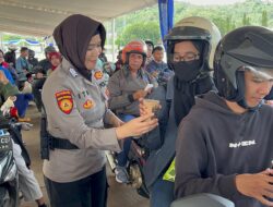 Polwan Polresta Bandar Lampung bagikan Air mineral Dan kopi kepemudik diPelabuhan Panjang