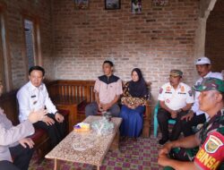 Pj.Bupati Marindo Serahkan Bantuan Kepada Sejumlah Warga Yang Tertimpa Musibah