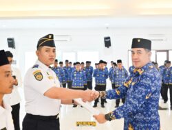 Bupati Pesawaran Menyerahkan SK Pegawai Pemerintah Dengan Perjanjian Kerja