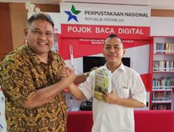 Dua Buku Karya Ketua Umum JMSI Melengkapi Pojok Baca Digital Kantor PWI Pusat