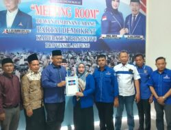 Dr. Fauzi dan Rombongan Kembalikan Formulir Cabup Ke Kantor DPC Demokrat Kabupaten Pringsewu