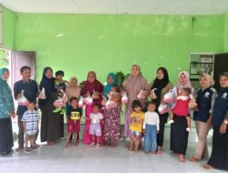 Pekon Neglasari Bagikan PMT untuk Anak Stunting dan Bumil KEK