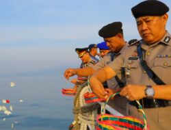 Menyambut Hari Bhayangkara ke-78 Polda Lampung Tabur Bunga Di Laut