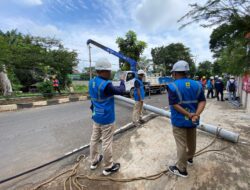 Pohon Tumbang Sebabkan Tiang Listrik Patah PLN UID gerak Cepat