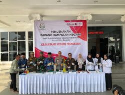 KEJAKSAAN NEGERI PRINGSEWU MUSNAHKAN BARANG BUKTI TINDAK PIDANA YANG TELAH BERKEKUATAN HUKUM TETAP (INKRACHT).