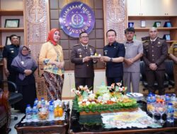 Pj.Bupati  Marindo Potong Tumpeng Tasyakuran HUT Ke 64 Kejaksaan