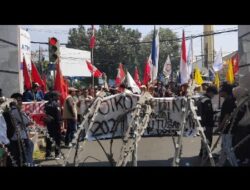 Demo Mahasiswa Lampung Ricuh Robohkan Kawat Berduri