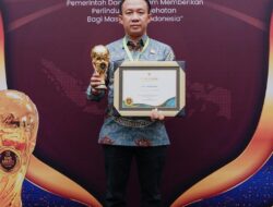 Pj.Bupati Pringsewu Terima Penghargaan Universal Health Coverage 2024