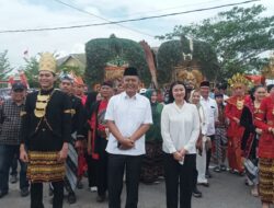 Fauzi dan Laras Resmi Mendaftar ke KPU Pringsewu dalam Pilkada 2024, Didampingin ribuan pendukung