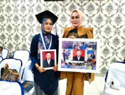 Civitas SABURAI Sedih, Pakaikan Toga Wakili Suami yang  sudah Duluan Pergi Satu Bulan lalu