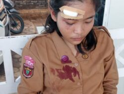 Baleho Berukuran Besar Bergambar Pasangan Calon Roboh, Menimpah Siswi MTS di Pesawaran