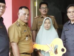 Ketua Komisi IV DPRD Lamsel Syaiful Azumar dan anggota komisi III DPRD Lamsel, Jenggis Khan Haikal Hadiri Peresmian Bedah Rumah di Kecamatan Rajabasa