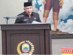 Dipenghujung Pandangan Fraksi, Mohamad Akyas SE., Berikan Pantun Terindah