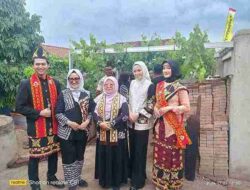 Meidawati Samsudin & Agnesia Marindo Petik Anggur di DPD ASPAI Pringsewu