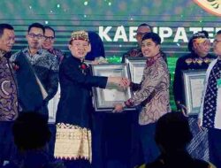 Pj Bupati Pringsewu Marindo kurniawan Terima Penghargaan STBM Award 2024