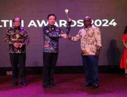 Menteri Hak Asasi Manusia Natalius Pigai serahkan Penghargaan Kepada Pj. Bupati Pringsewu