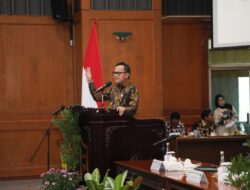 Wamendagri Bima Arya Imbau Pemda Wujudkan Pemerintahan Bersih dan Melayani.