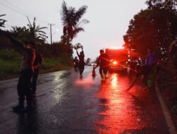 Gerak Cepat Satlantas Polresta Bandar lampung Bersihkan Tumpahan Solar di Jalan Raden Imba Kesuma Bandar Lampung.