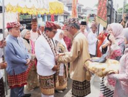 Pj Gubernur Lampung Samsudin dan Ketua TP PKK Terima Gelar Adat Lampung.
