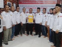 Ketua DPD komando Garuda Sakti Aliansi Indonesia Lampung  Hertop Halil Menyerahkan SK kepada Ketua DPC Lampung Utara.