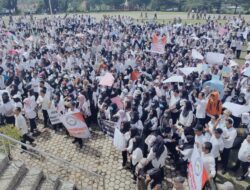 Ribuan Pegawai Honorer Berstatus R 2 danR 3 ,Menggelar Aksi Damai di Depan Kantor Bupati