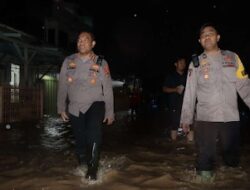 Kapolresta Baru dilantik Langsung Terjun KeBencana Banjir diTeluk Betung.