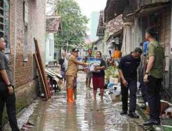 Marindo Kurniawan Serahkan Bantuan untuk Warga Terdampak Banjir