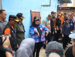 Walikota Eva Dwiana Kunjungi dan Pantau Beberapa Daerah yang Terdampak Banjir.
